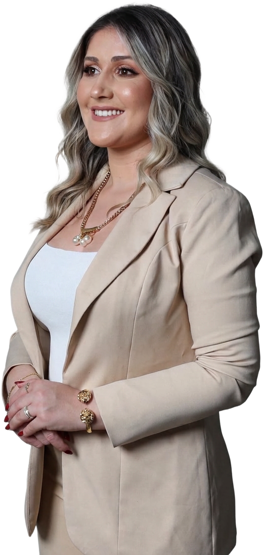 Retrato de Marci Cichelero, esteticista e educadora, em blazer cor creme.